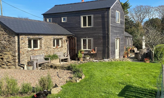 Portloe Cabaña | Charming Cottage, close to the coast with sea views. Dogs welcome