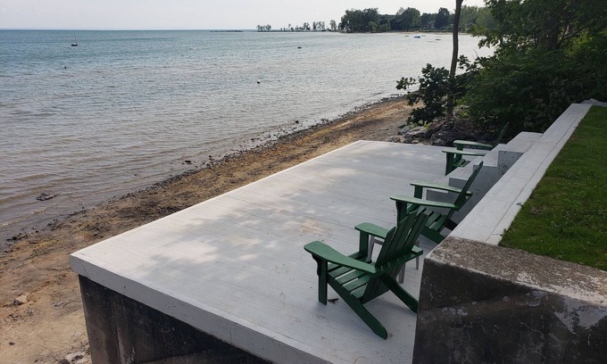 Fort Erie Cabaña | Rustic cottage with private beach and lake access.