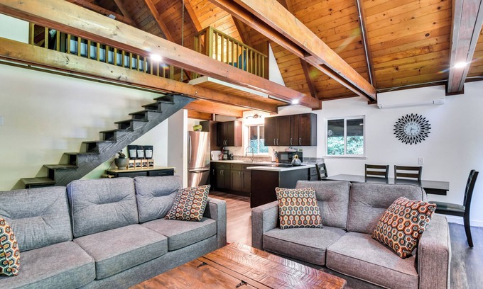 Mount St. Helens Cabina | Rustic Cougar Cabin w/ Wood-Burning Fire Pit!