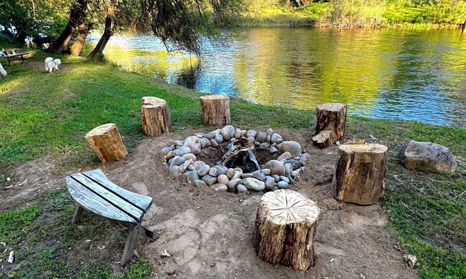 Knights Ferry Cabina | Rustic cozy cabin on rivers edge