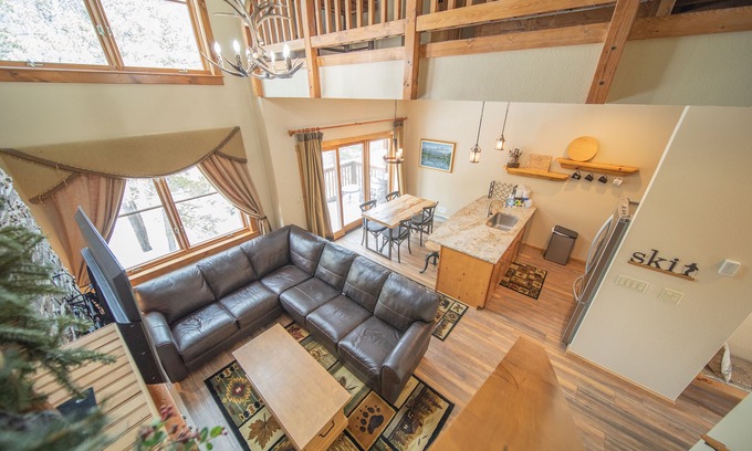 Lakeside Village Casa | Rustic & Cozy Cabin that's Ideal for Ski Trip!