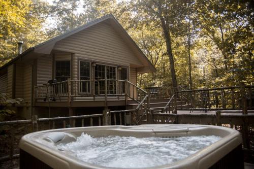 Carbondale Casa | Rustic Cozy Cabin with Hot-tub in Carbondale, Illinois