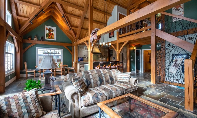 Cultus Lake Cabina | Rustic Cultus Lake Cabin House w/ BBQ, Ping Pong Table & Gym Equipment