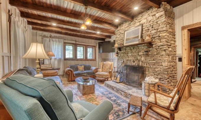 Dahlonega Cabina | Rustic Elegance: Cabin near Wineries & Gold Mines