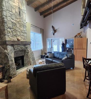 New Bothwell Chalet De Esquí | Rustic Elegance in St Malo