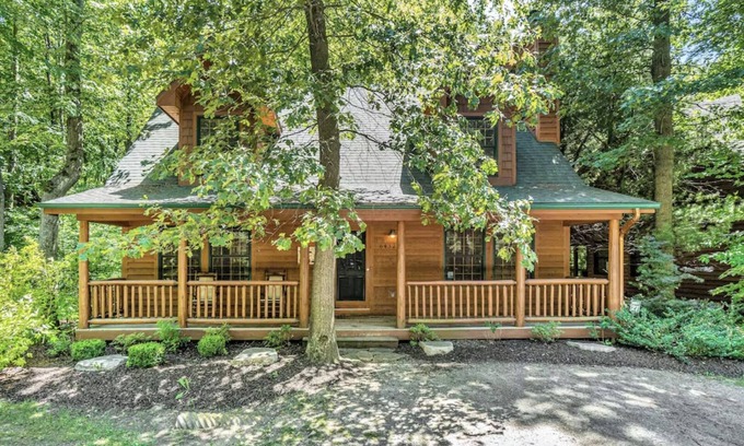 Saugatuck Cabina | Rustic Elegance! Pool, Fire Pit, Hot Tub, Screened Porch & more!