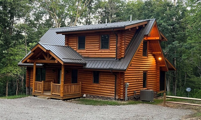 Logan Cabina | "Rustic Elegance" Your best Hocking Hills Experience !