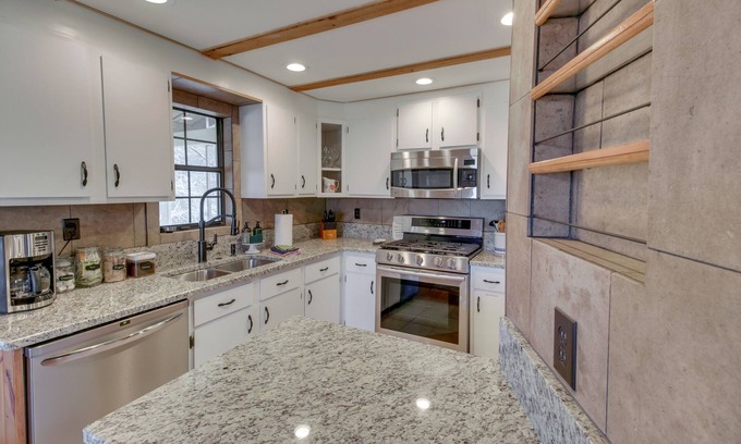 Ellijay Cabina | Rustic Ellijay Cabin with Fire Pit & Mtn Views!