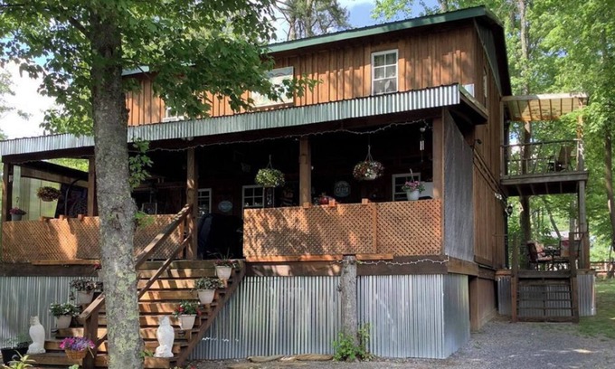 Pipestem Cabina | Rustic Family Cabin for nine right across the street from Pipestem State Park!