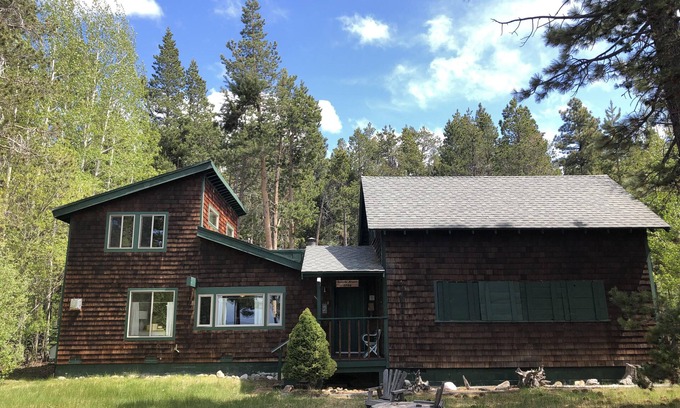 Tahoe Meadows Cabina | Rustic Family Cabin / Private Beach—Monthly Rental