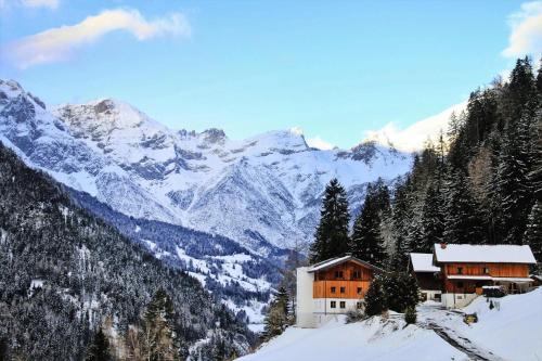 Tobadill Apartamento | Rustic Farm in Tyrol with Mountain Views