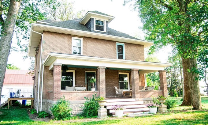 Van Wert Otro | Rustic Five Oaks Farmhouse