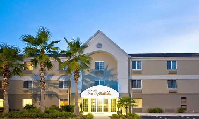 Baymeadows Complejo | Rustic Getaway in Jacksonville! 2 Spacious Units, Full Kitchen, Pets Allowed!