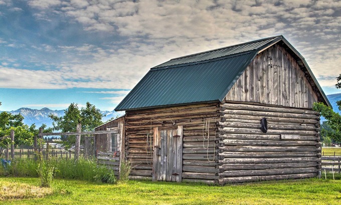 Grantsdale Cabaña | Rustic Hamilton Farmhouse: Stunning Mtn Views