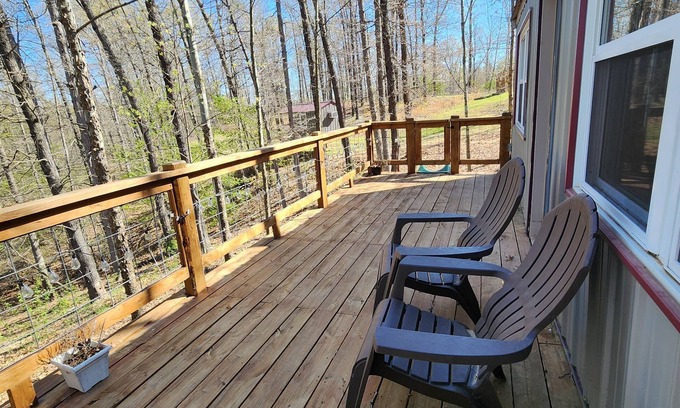 Pineville Cabina | Rustic Haven in the Woods: Intimate Getaway for Two with Charming Amenities!