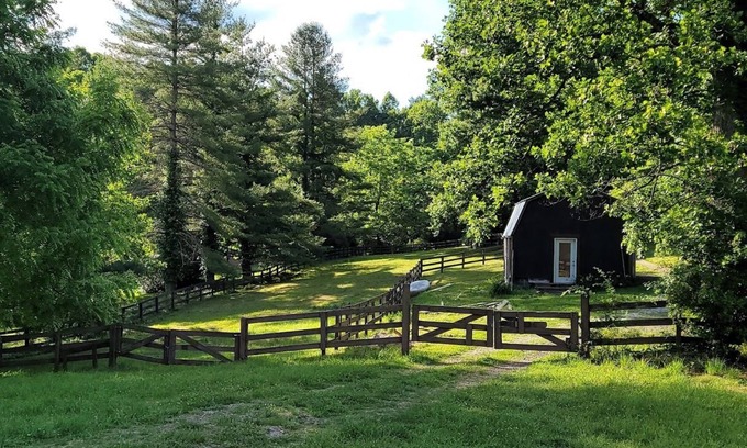 Hendersonville Apartamento | Rustic Hendersonville Farm Studio w/ Private Deck
