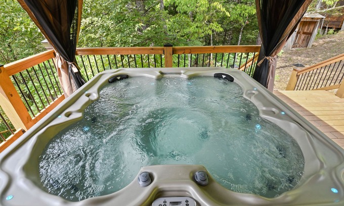 Sevierville Cabina | Rustic Hideaway 4 Bedroom Cabin by RedAwning