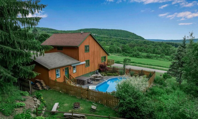 West Valley Chalet De Esquí | Rustic hillside cabin- hot tub & spectacular views