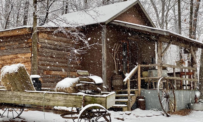 Berryville Cabina | Rustic & historic cabin with firepit, private hot tub, front porch, river access