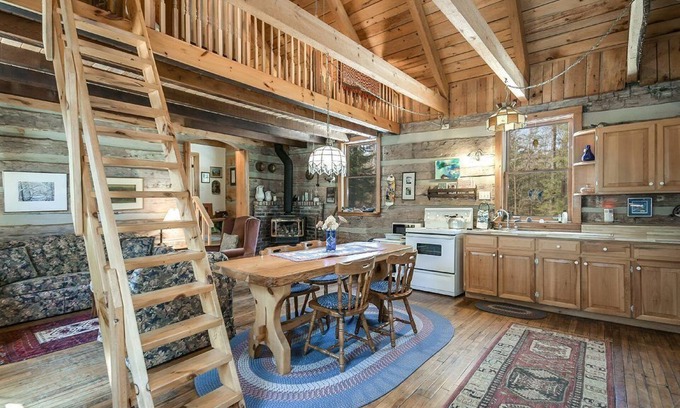 Utterson Cabina | Rustic historical log cabin schoolhouse in Muskoka
