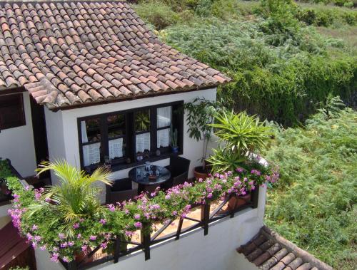 El Guincho Apartamento | Rustic holiday home with balcony and sea view