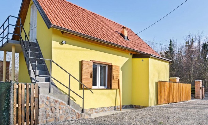Donja Stubica Casa | Rustic Holiday Home in Donja Stubica with Terrace