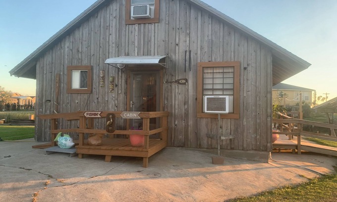 Brazoria Cabina | Rustic Island fishing cabin on canal to San Bernard River.