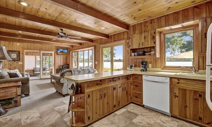 Faribault Cabina | Rustic Lake Escape at Two Oaks Cabin -Roberds Lake