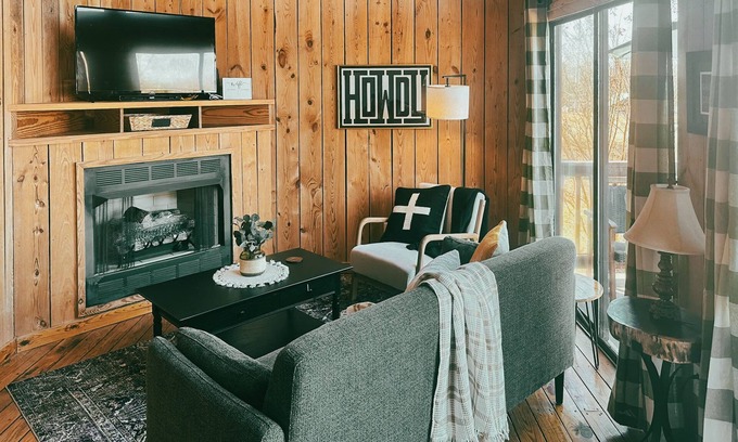 Six Mile Cabina | Rustic Lake Keowee Cabin, Perfect for Couples! Dock, Pool & Boat Slip