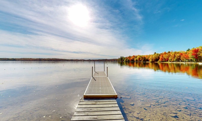 Dexter Cabina | Rustic, lakefront cabin with floating dock, firepit & fireplace - dog-friendly