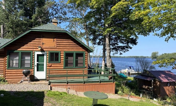 Iron River Cabina | RUSTIC LAKESIDE COTTAGE ON TRANQUIL SUNSET LAKE