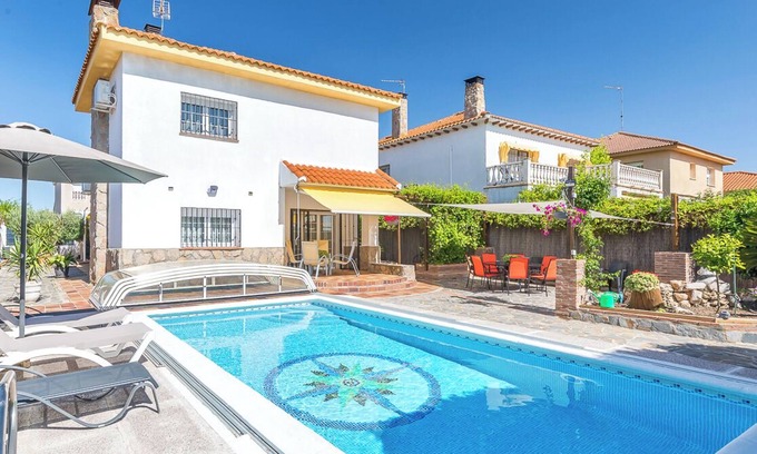 Carranque Chalet De Esquí | Alojamiento rústico con piscina privada de temporada y ubicación estratégica