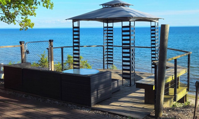 Ontario Cabina | Rustic Log Cabin With A Private Beach.
