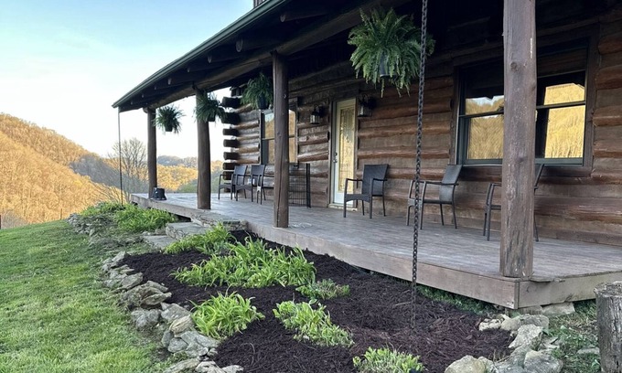 Mars Hill Cabina | Rustic log cabin~ HOT TUB~ Breathtaking mountian views near Hatley Point