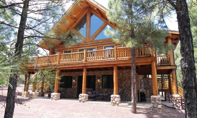 Sierra Pines Cabina | Cabaña de madera rústica en los pinos, 4 camas + loft, 3 baños, junto al bosque