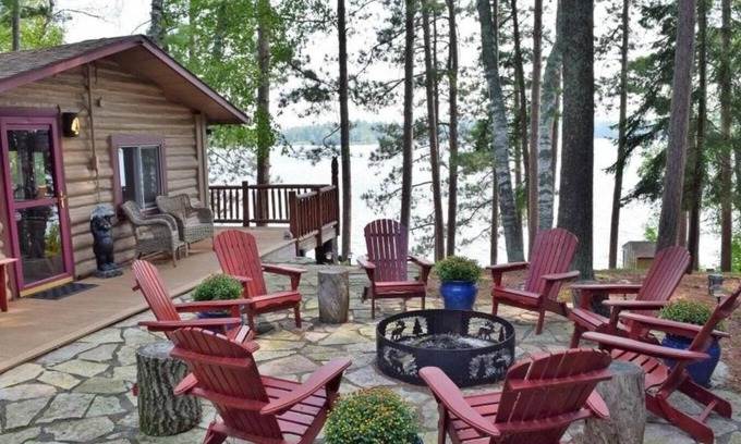 Longville Cabina | Cabaña de madera rústica con pontón, casa de literas y jacuzzi en el hermoso lago Woman