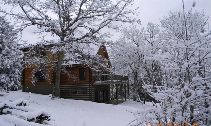 Otto Cabina | Rustic Log Cabin Nestled Privately in the Woods