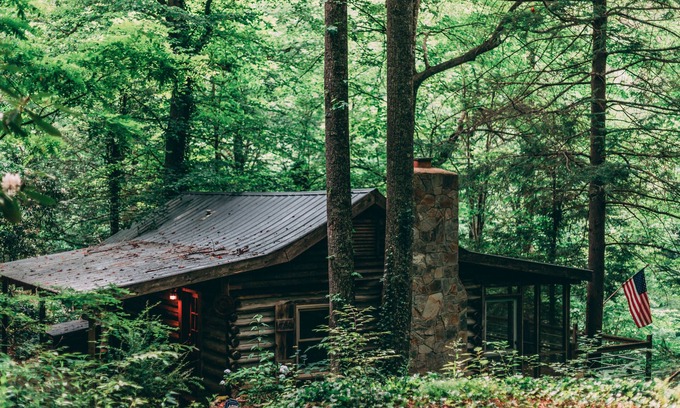Saluda Cabina | Rustic log cabin on Pearson falls rd