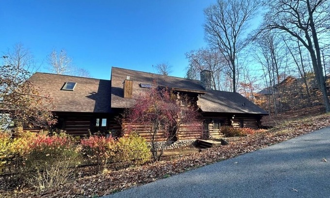 Walloon Lake Cabina | Rustic log cabin on Walloon Lake