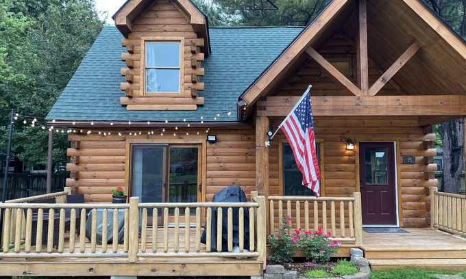 Swinging Bridge Village Casa | Rustic Log Cabin at Swinging Bridge