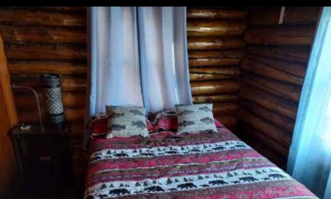 Houghton Lake Heights Cabina | Rustic log cabin near beaches and local boat ramp