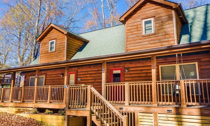 West Jefferson Casa | Rustic Log Cabin TH | Spacious King Suite | Views | Fire Pit | Walk Downtown WJ