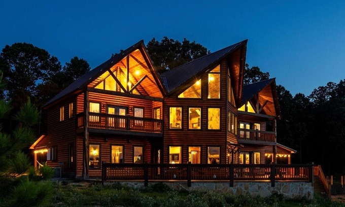 Broken Bow Cabina | Rustic Luxury Lodge Elevated Forest Views Sleeps 18 in Total Comfort