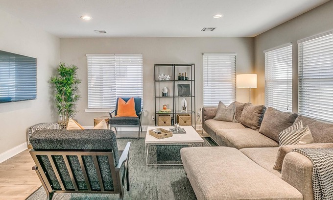 Central Oklahoma City Casa | ***Rustic Modern 4 Bed / 3 Full Bath / 2 Living Rms w Wifi & 5 Smart TVs***