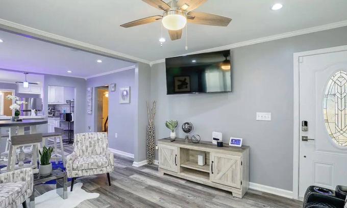 Jackson Cama Y Desayuno | Rustic Modern Home w/ Luxurious Gazebo