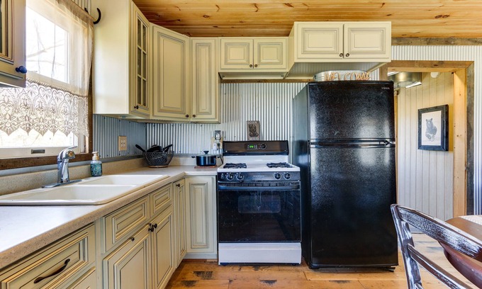Mt Perry Cabina | Rustic Mount Perry Cabin Near Fishing Pond & Farm