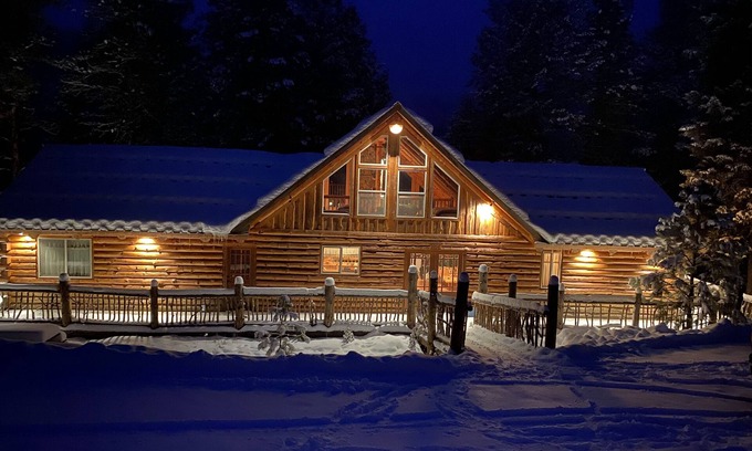 New Meadows Casa | Rustic Mountain Cabin