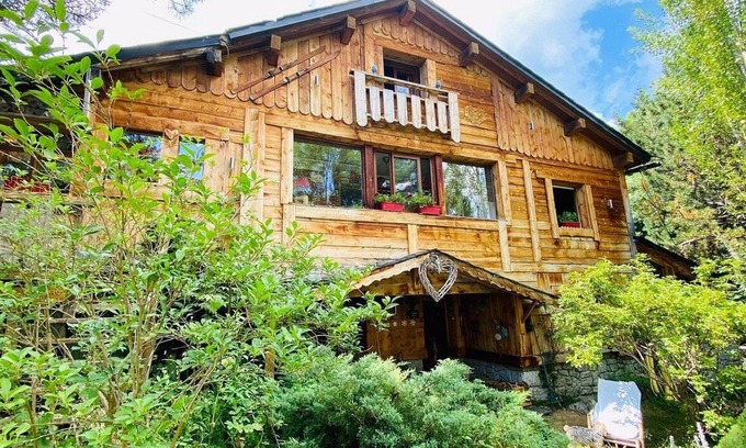 Formigueres Chalet De Esquí | Rustic Mountain Chalet with Jacuzzi