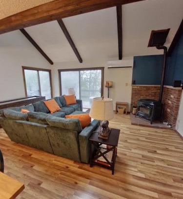 Village at Camelback Apartamento | Rustic Mountain Escape Waterpark, Ski & Views!