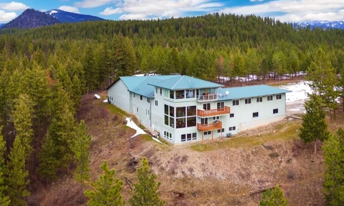 Chewelah Cabina | Regal Rustic Mountain Top Lodges for Short or Longer Stays